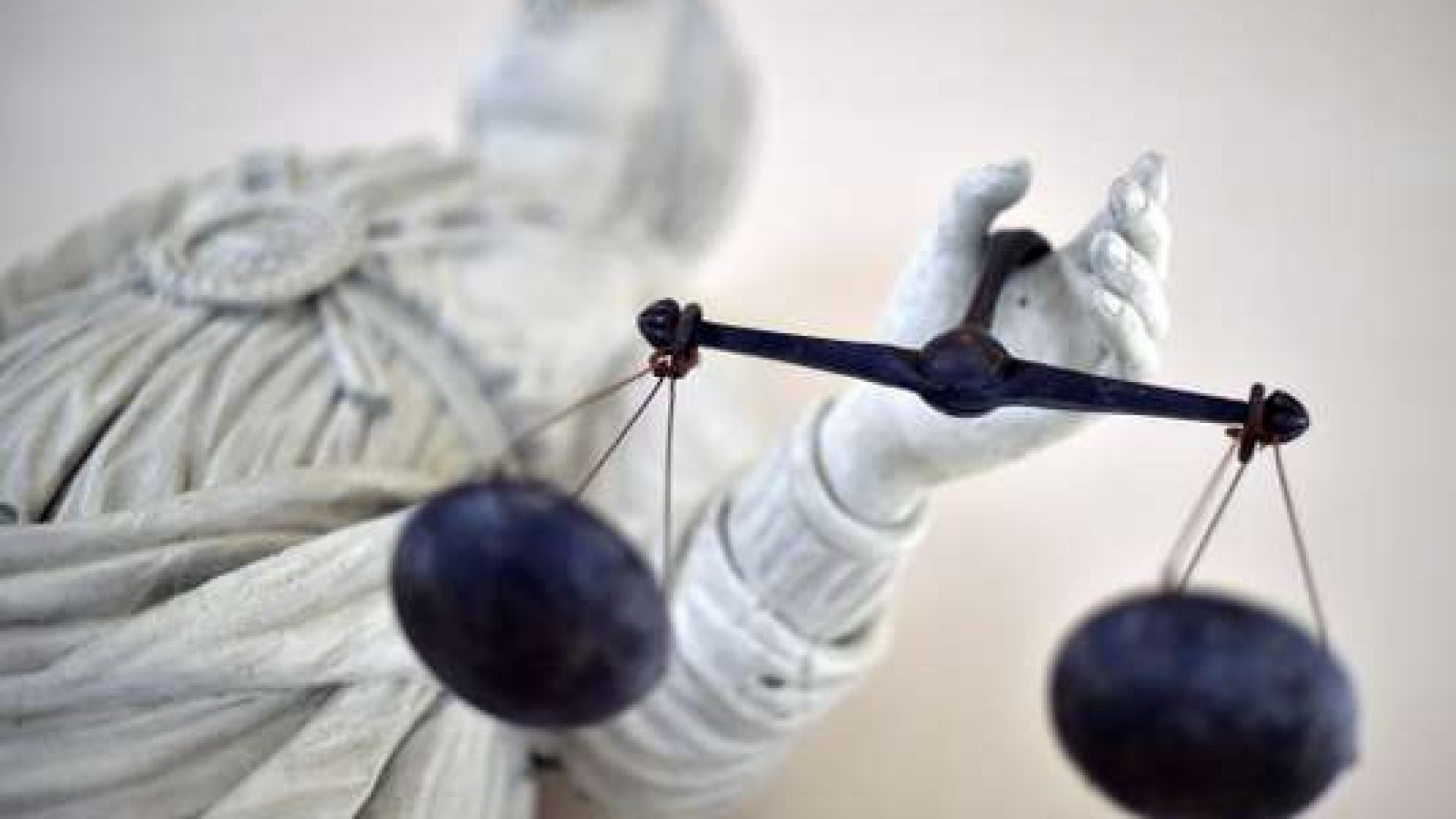 A picture taken on September 19, 2017 at Rennes' courthouse shows a statue of the goddess of Justice balancing the scales.  / AFP PHOTO / LOIC VENANCE