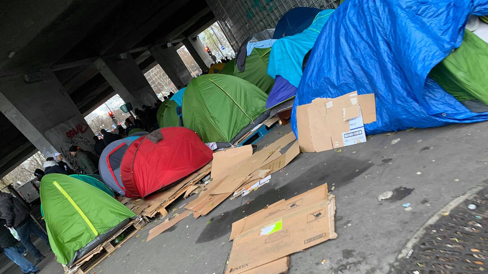 2560px-Migrants_Paris_Saint-Ouen