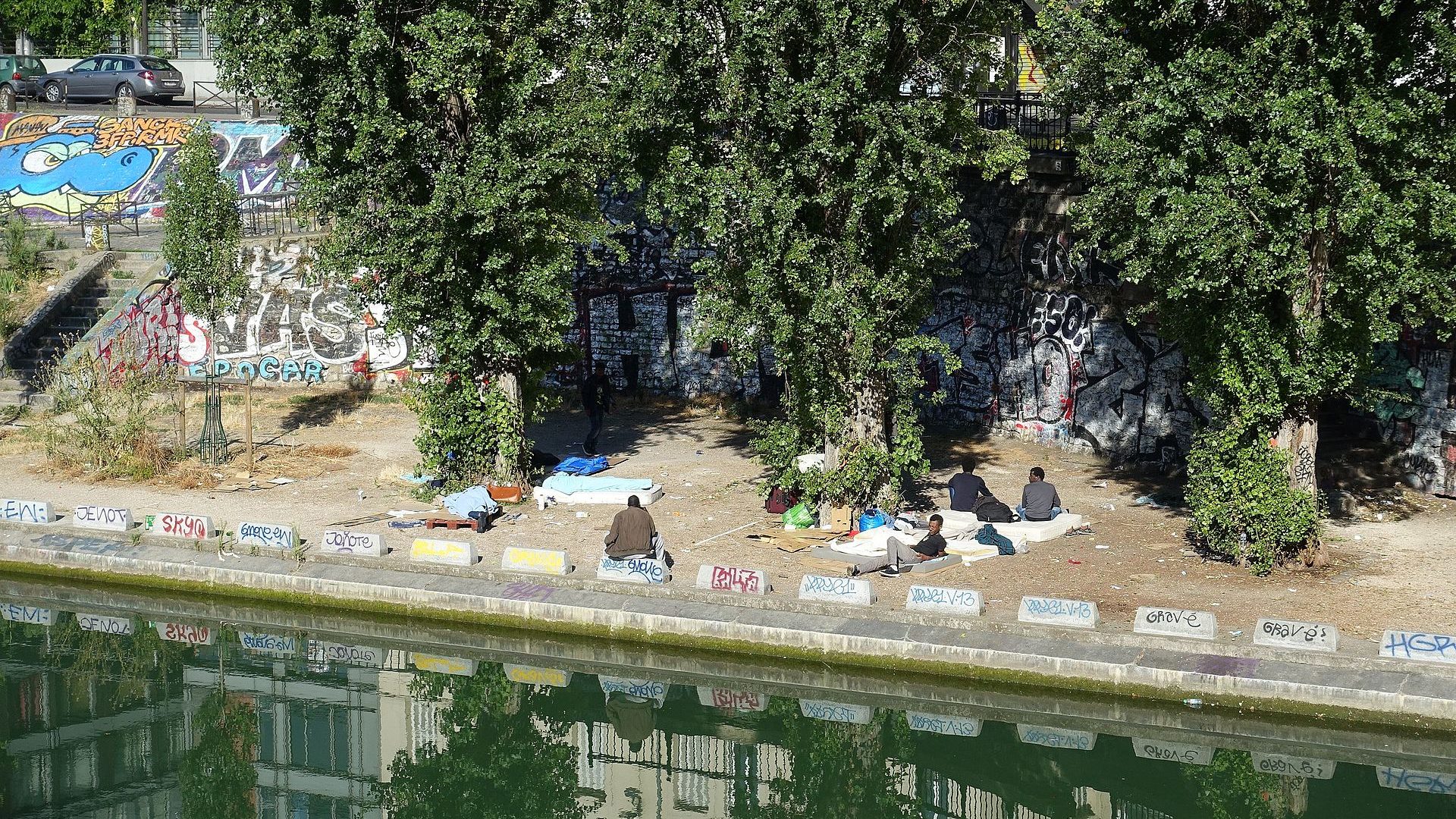 Migrants_@_Canal_Saint-Martin_@_Paris_(28882134691)